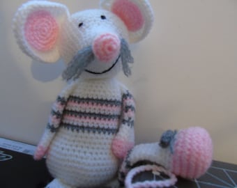 Crochet mouse Souricette the meticulous