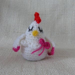 Cocotte de Pâques peluche doudou la Poule blanche au noeud rose ou bleu Rose