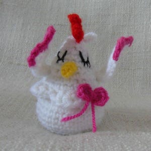 Cocotte de Pâques peluche doudou la Poule blanche au noeud rose ou bleu image 4