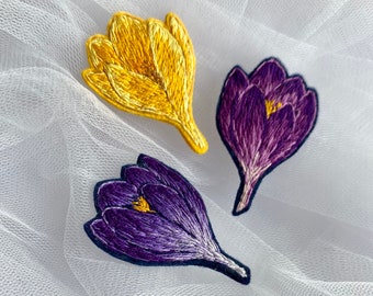 Crocus flower embroidery brooch, purple crocus textile art jewelry, spring flower lover gift, cottagecore gift