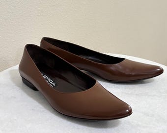 Zapatos planos de punta Vintage Via Spiga, talla 6 M, de charol marrón.
