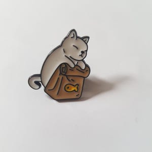 Cat with a shopping bag badge