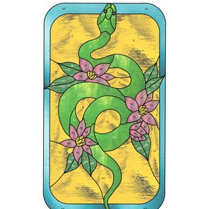 Può includere: Pannello in vetro colorato raffigurante un serpente verde intrecciato con fiori rosa e foglie verdi. Il serpente è posto su uno sfondo giallo, incorniciato da un bordo turchese. Il design è dettagliato, con elementi ispirati alla natura.