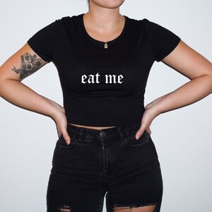 Women&#39;s Eat Me Crop Top T Shirt, Baby Girl Cute Summer Spring Cropped Old English Text Script Lettering Kawaii