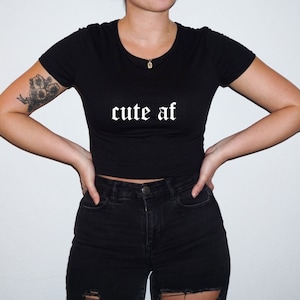 Women&#39;s Cute AF Crop Top T Shirt, Baby Girl Cute Summer Spring Cropped Old English Text Script Lettering Kawaii