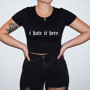 Women&#39;s I Hate It Here Crop Top T Shirt, Baby Girl Cute Summer Spring Cropped Old English Funny Sarcastic Sassy Edgy
