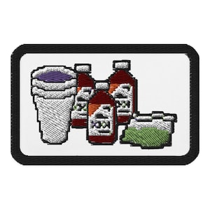 Pode incluir: Um remendo bordado com fundo branco e borda preta. O remendo apresenta um copo de isopor roxo e branco, três garrafas vermelhas e laranja e uma bolsa verde.