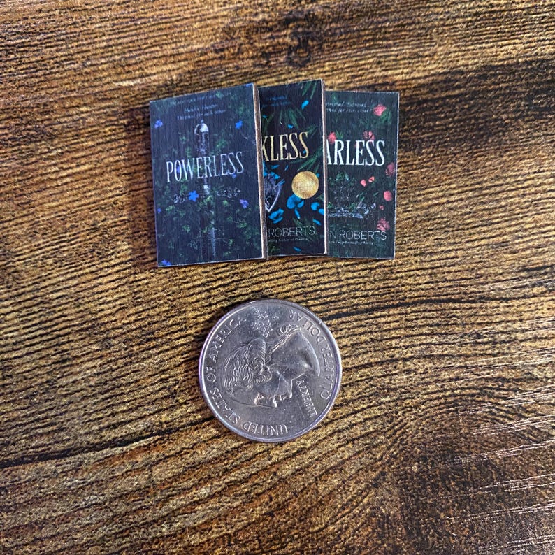 Pode incluir: Tr&ecirc;s livros de bolso com capas verde escuro, preto e vermelho. Os t&iacute;tulos s&atilde;o "Powerless", "Flawless" e "Fearless". O nome do autor &eacute; "Victoria Roberts" em cada livro.