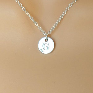 Collar con inicial G en disco de plata – Collar con disco de plata grabado – Colgante con letra personalizada – Joyería elegante para mujer – El regalo perfecto