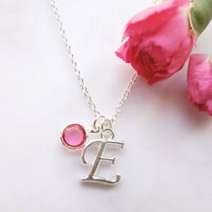Collar con inicial E en letra cursiva de plata – Collar con letra cursiva y piedra de nacimiento – Joyería personalizada – Un elegante recuerdo para ella
