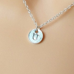 Collar U: Elegante colgante con inicial grabada en plata, collar con monograma personalizado, joyería para el día a día para mujer, un regalo artesanal y considerado.