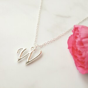 Collier en argent avec initiales W - Pendentif lettre calligraphie classique - Bijoux personnalisés - Cadeau élégant pour elle - Monogramme personnalisé
