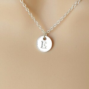 Collar con inicial E en disco de plata – Collar minimalista con inicial grabada – Joyería elegante para el día a día – Un regalo ideal para ella