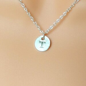 Collar T: dije con letra grabada en plata, colgante de disco con monograma personalizado, joyería minimalista para mujer, un recuerdo atemporal, un elegante regalo de moda.