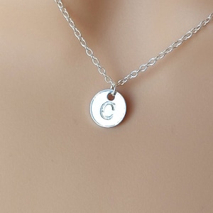 Collar con inicial C en disco de plata – Collar con letra grabada – Joyería personalizada única – Delicado colgante de plata – ¡Listo para regalar!