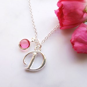 Collar con inicial D en letra cursiva de plata – Delicada piedra de nacimiento y colgante con inicial – Joyería elegante – Un regalo personalizado y considerado para mujer