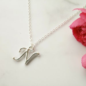 Silberkette N mit Initial N - Silber Kalligraphie Buchstabe Anhänger - Eleganter Monogramm Schmuck - Schönes Geschenk für Frauen & Mädchen