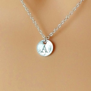 Collar con inicial A en disco de plata – Colgante con letra grabada – Joyería personalizada – Elegante recuerdo – Dije minimalista con monograma