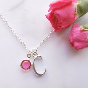 Collar con inicial C en letra cursiva en plata – Elegante colgante de monograma con piedra de nacimiento de cristal – Elegante collar personalizado – Idea de regalo perfecta
