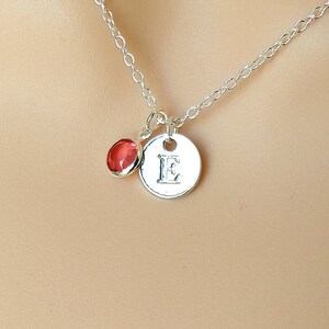 Collar con inicial E y disco de piedra natal, pequeño colgante redondo personalizado de plata, joyería personalizada con nombre y letra para mujeres, niñas, niños y adolescentes, Reino Unido