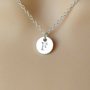 Collar con inicial F en disco de plata – Elegante collar con letra – Joyería personalizada – Colgante con monograma clásico – Regalo de recuerdo de plata