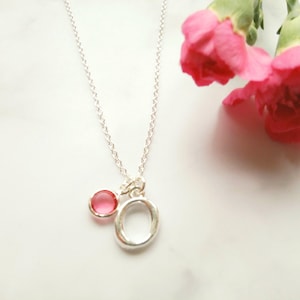 Collar con inicial O en letra cursiva de plata – Colgante de caligrafía de plata con cristal de piedra de nacimiento – Joyería elegante – Regalo personalizado