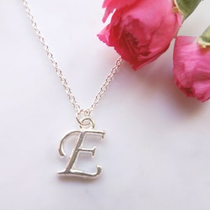 Collar con inicial E en plata – Colgante con letra caligráfica clásica – Elegante joya con monograma – Regalo personalizado atemporal para mujer