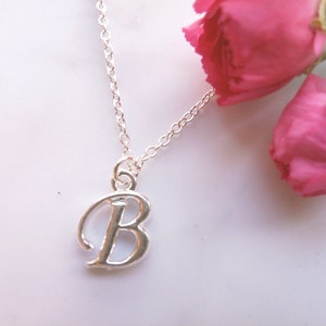 Collier avec inscription B initiale en argent - Pendentif lettre calligraphié élégant - Bijoux personnalisés - Cadeau chic pour elle - Collier lettre personnalisé