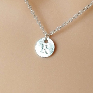 Collar R: Colgante con inicial grabada en plata, joya con monograma atemporal, elegante collar con letras, recuerdo hecho a mano, elegante idea de regalo personalizado.