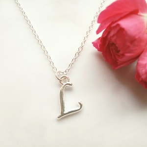 Collar con inicial L en letra cursiva de plata – Elegante colgante con monograma caligráfico – Joyería personalizada – Un regalo ideal para cumpleaños y festividades