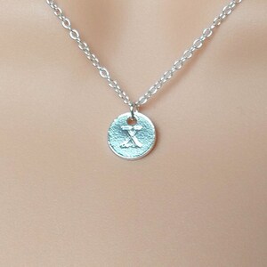 Collar X: Elegante colgante de disco redondo grabado, collar con monograma de letras de plata, joyería de moda elegante, un regalo personalizado y considerado.