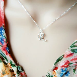 Collar con inicial R en letra cursiva de plata – Colgante con letra caligráfica de plata – Elegante collar con monograma – Regalo perfecto para mujeres y niñas