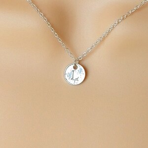 Collar L: Colgante clásico de disco grabado en plata, delicada joya con inicial, collar con monograma personalizado, elegante idea de regalo personalizado.