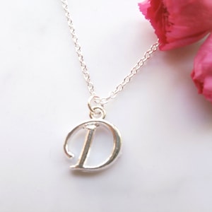 Collar con inicial D en plata – Colgante con letra caligráfica hecha a mano – Joyería personalizada – Regalo único para ella – Elegante y chic