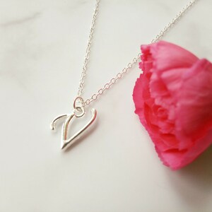 Schöne Kalligraphie Anhänger - Stilvolle Monogramm Halskette - Zeitlose Geschenkidee für Frauen & Mädchen
