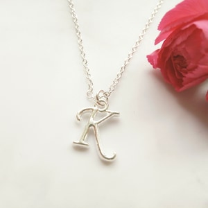 Collar con inicial K en letra cursiva de plata – Delicado colgante con letra caligráfica – Joyería personalizada elegante – Idea de regalo atemporal para mujer