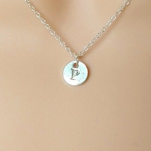 Collar P: Colgante de letra grabada en plata personalizado, collar con disco y monograma, joya de recuerdo, regalo hecho a mano, accesorio elegante