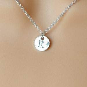 Collar K: Colgante minimalista con letra grabada, dije de disco redondo personalizado, joyería de plata para mujer, recuerdo con monograma, regalo elegante y moderno.