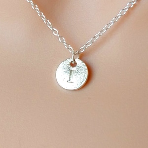 Collar con inicial I en disco de plata – Colgante con monograma grabado – Collar minimalista de plata – Idea de regalo personalizada y elegante para mujer
