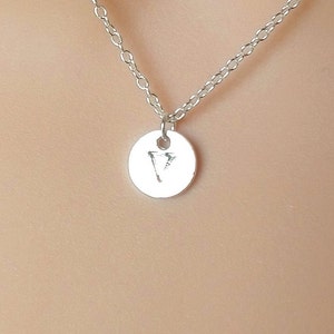 Collar V: Collar minimalista con letras grabadas en plata, colgante clásico con monograma, joya delicada, elegante recuerdo personalizado.