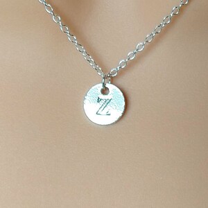 Collar Z: elegante colgante de disco grabado en plata, collar con monograma personalizado, joya delicada, elegante dije con letra, ideal para usar a diario.