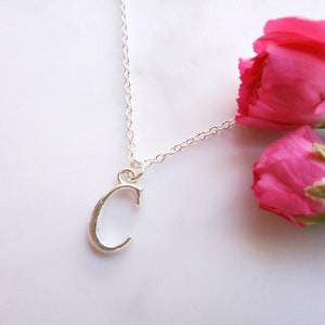 Collar con inicial C en letra cursiva de plata – Colgante minimalista con caligrafía – Joya con letras delicadas y elegantes – Un regalo ideal para mujeres y niñas