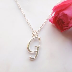 Collar con inicial G en letra cursiva de plata – Colgante con letra caligráfica personalizada – Hermoso regalo de joyería para ella – Diseño delicado y atemporal