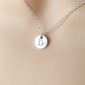 Collar con inicial D en disco de plata – Colgante de letra personalizado – Collar con monograma de plata personalizado – Regalo elegante para mujeres y niñas