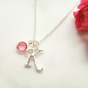 Collar con inicial K en letra cursiva de plata – Elegante colgante de letra de plata con piedra de nacimiento – Joyería minimalista – Un regalo especial para mujeres