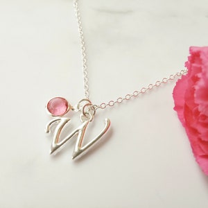 Collar con inicial W en plata – Elegante collar con inicial en plata – Colgante minimalista con piedra de nacimiento – Hermoso regalo para mujer