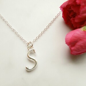Collar con inicial S en letra cursiva de plata – Colgante de caligrafía atemporal – Joyería personalizada – Idea de regalo elegante para mujer con un elegante diseño en plata