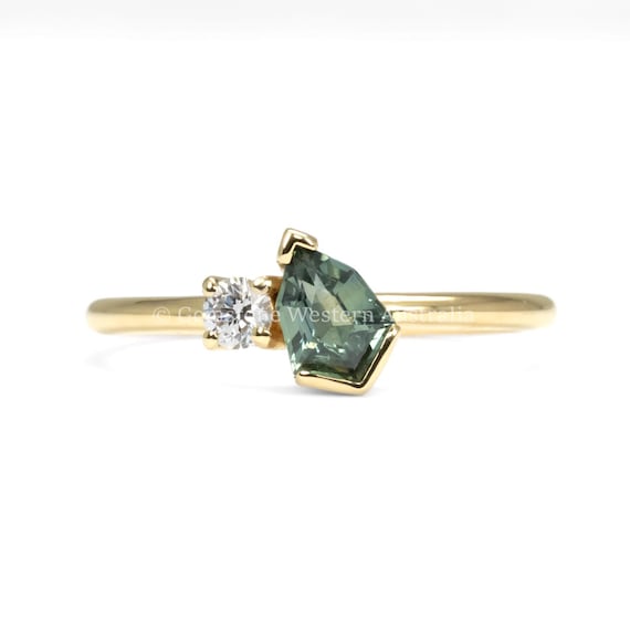 Teal Sapphire and Diamond Toi et Moi Ring in 18K Yellow Gold – Shield Cut Design