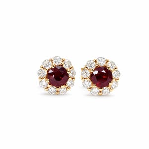 Pendientes de rubí natural con halo de moissanita en oro amarillo de 9 quilates