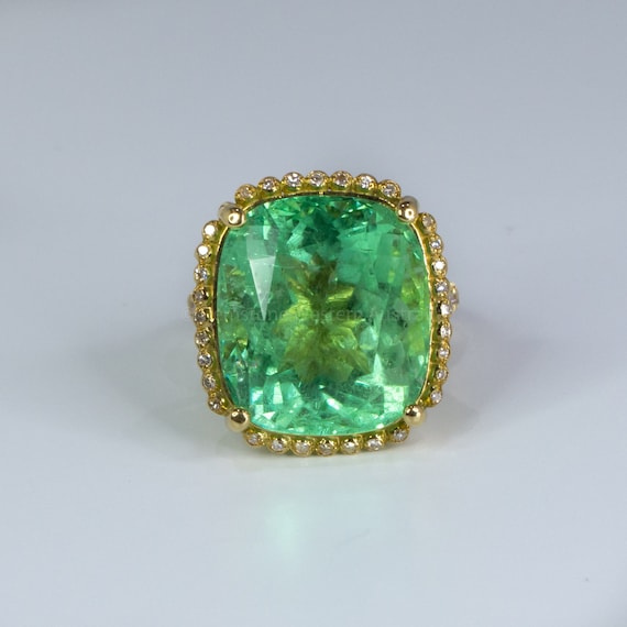 Magnificent 19 Carat Natural Colombian Emerald and Diamond Ring, 18K Yellow Gold Cocktail Ring